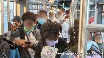 Modena. Studenti: più bus, ma mezzi sempre stracolmi e ragazzi a terra - La Gazzetta di Modena