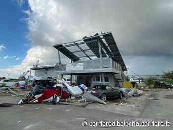 Modena, i danni della tromba d’aria: sette aeroplani distrutti, sfollati e tralicci divelti. Ed è allarme eternit - Corriere della Sera