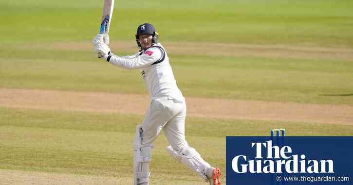 Danny Briggs stars for Warwickshire to keep them in hunt for championship