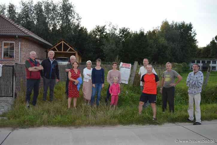 Levi (36) verkoopt hectare ‘onbebouwbare grond’ spotgoedkoop aan projectontwikkelaar, maar die kreeg toch bouwvergunning: “Ik voel me bedrogen”