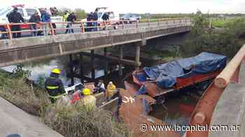 Autopista Rosario-Santa Fe: perdió el control de su camión y terminó cayendo en un arroyo - La Capital