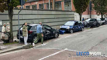 Amaro risveglio in viale Turati: tre auto demolite nella notte. Colpa di un camion? S'indaga - LeccoToday