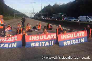 What are Insulate Britain protesting about on the M25?
