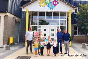 Davidsfonds Lommel schenkt boekenbonnen aan vier lagere scho... (Lommel) - Het Nieuwsblad