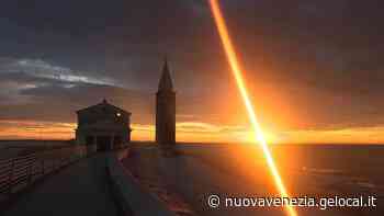 Alba di fuoco a Caorle nell’ultimo giorno d’estate - La Nuova Venezia