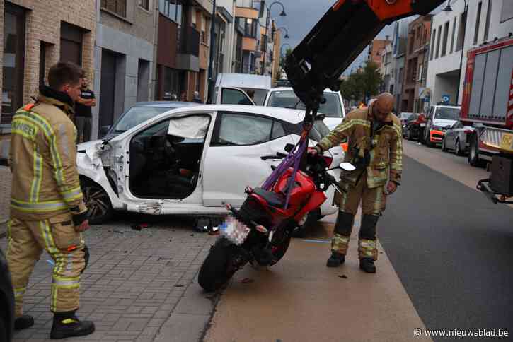 Auto en motor botsen, bestuurders gewond<BR />