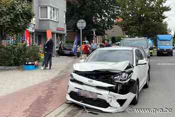 Bejaarde bestuurster verliest controle over stuur, ramt gepa... (Deurne) - Gazet van Antwerpen
