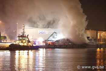 Brandende houtstapel in Antwerpse haven: “Alle bluswerken zi... (Antwerpen) - Gazet van Antwerpen