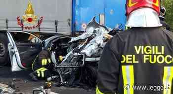 Incidente mortale in A4, non si accorge del Tir fermo davanti e il furgone si schianta: due morti, 5 incastrati tra le lamiere - leggo.it