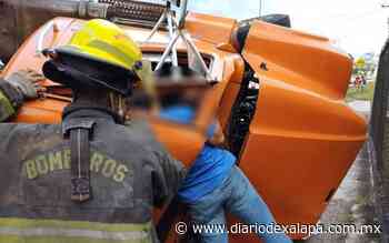Camión cargado de piedra volcó en el bulevar a Coatepec - Diario de Xalapa
