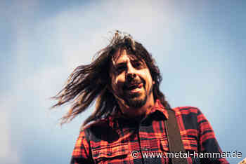 Foo Fighters: Dave Grohl rastet mit Maskottchen aus - Metal Hammer