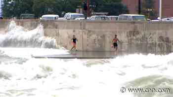Huge waves crash onto runners in Chicago