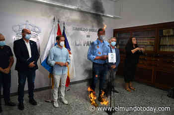 Pedro Sánchez, con los zapatos en llamas y humo saliéndole de la cabeza, anuncia que «lo del volcán ya está solucionado» - El Mundo Today