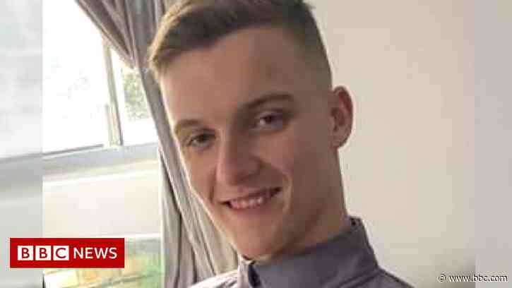 Tributes to Barrhead teenager who died in crash - BBC News