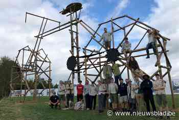 Scouts sjorren gigantische fiets: “Hopelijk komt hij goed in beeld”