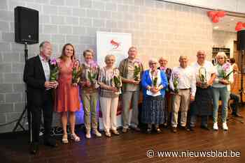 Vijftigplussers van S-Plus zetten tien kaarsjes op hun taart