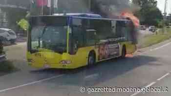 Modena. Autobus prende fuoco, intervento dei vigili del fuoco: nessun ferito - La Gazzetta di Modena