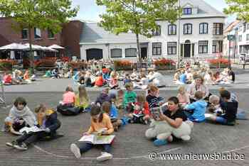 Leerlingen houden lees-in op de Markt