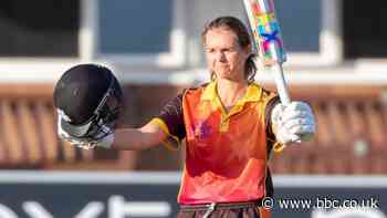 Women's Big Bash: Central Sparks batter Eve Jones signs for Melbourne Renegades