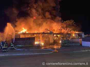 Prato, incendio nei capannoni industriali di Montemurlo - Corriere Fiorentino