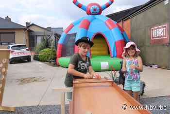Thibeau test vaardigheid op sjoelbak op Vlaamse kermis in Loksbergen - Het Belang van Limburg