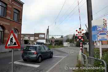 Infrabel vraagt na ‘hallucinant’ incident aan overweg om verkeerssituatie te herbekijken: “Een wonder dat er geen ongeval gebeurde”<BR />