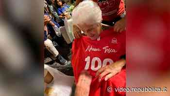 Roma, Sora Tosca fa 100 anni. E Trastevere a sorpresa la festeggia in piazza - Repubblica TV