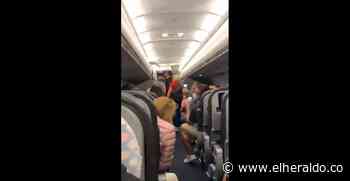 Pasajeros de avión cantan en coro tras expulsión de dos personas sin tapaboca - El Heraldo (Colombia)