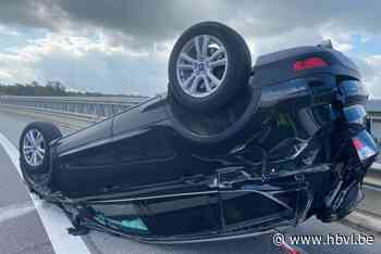 Auto over de kop op Klaverblad in Lummen - Het Belang van Limburg