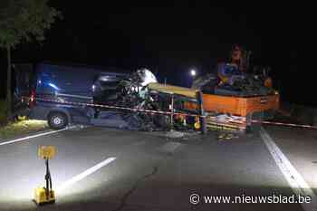 Vrouw komt om leven bij crash tegen kraanwagen