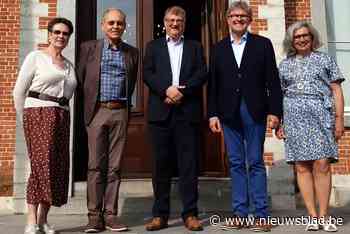 Verdienstelijke inwoners in de bloemetjes gezet (Dilbeek) - Het Nieuwsblad