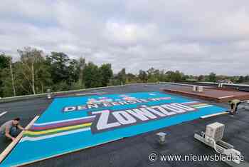 Zowizoo rolt reuzengrote WK-banner uit