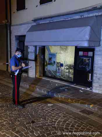 Assalto con l'esplosivo nella notte allo sportello bancomat: paura a Reggiolo. FOTO - Reggionline