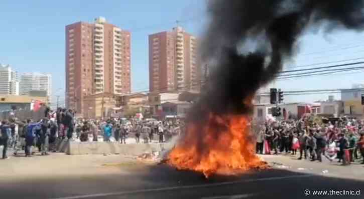 VIDEO. Manifestantes arrojaron al fuego pertenencias de inmigrantes irregulares tras marcha en Iquique
