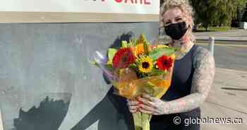 Calgary woman’s flowers bring ‘nice boost’ for health-care workers amid COVID-19 pandemic - Globalnews.ca