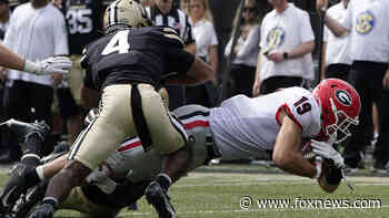 Daniels plays quarter as No. 2 Georgia dominates Vandy 62-0