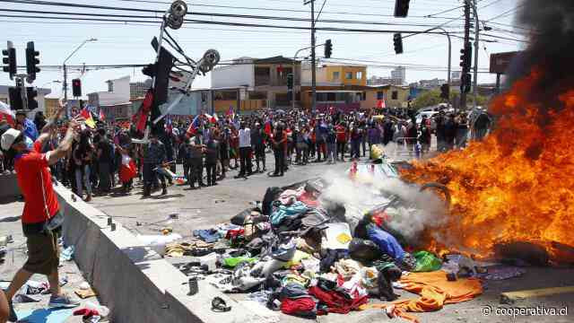 Manifestantes quemaron las pocas pertenencias de migrantes en Iquique