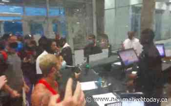 Anti-vaxxers led by Chris Sky storm Aurora LA Fitness to protest vaccine verification - NewmarketToday.ca