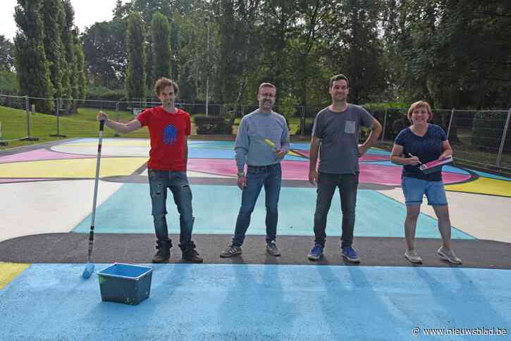 Dankzij 150 liter verf en team van vrijwilligers wordt basketveldje omgevormd tot kleurrijk hypercourt<BR />