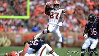 Browns' Kareem Hunt eludes three Bears defenders en route to spectacular 29-yard TD run