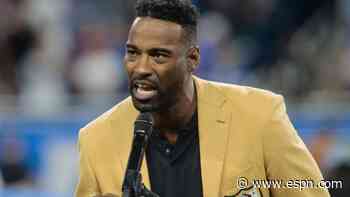 Fans boo Lions owner at C. Johnson's ceremony