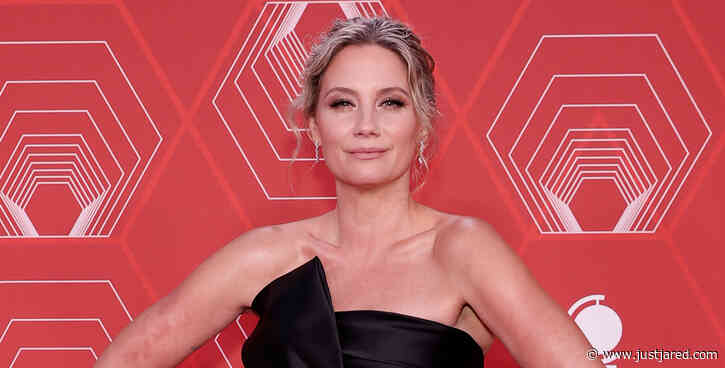Jennifer Nettles Goes Pretty in Black & White for Tony Awards 2020
