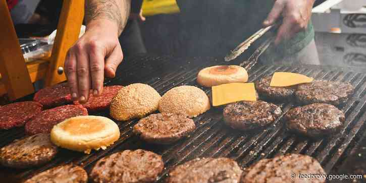 California burger joint bans under-18s from dining without parents, saying young people threw fries at staff and stuck candy to the ceiling