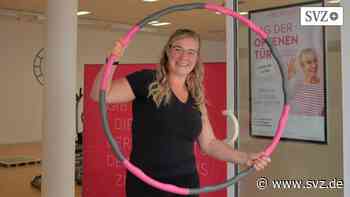Trendfitness in Parchim: Was bringt das Training mit dem Hula-Hoop-Reifen wirklich? | svz.de - svz – Schweriner Volkszeitung