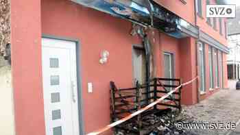 Polizei ermittelt in Parchim: Hausbewohner schweben durch angezündete Müllsäcke in Gefahr | svz.de - svz – Schweriner Volkszeitung