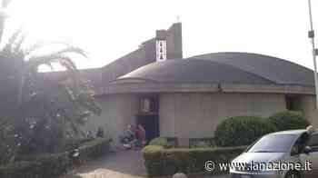 Prato, arresto del prete: fedeli furiosi, "Gli davamo offerte che spendeva in droga" - LA NAZIONE