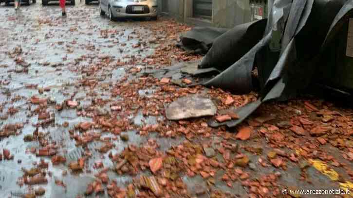VIDEO | Downburst scoperchia tegole di un tetto nel centro di Bibbiena - Arezzo Notizie