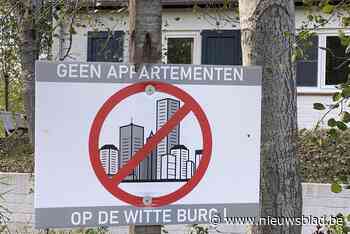 Onbekende halen protestbordjes tegen appartementsblok weg ui... (Koksijde) - Het Nieuwsblad