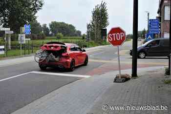 Stoplijn overschrijden om aankomend verkeer uit Glabbeekstraat te zien - Het Nieuwsblad