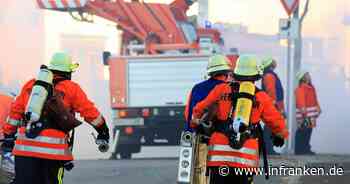 Wohnhausbrand in Hallstadt: Großeinsatz noch vor Ort - eine Person soll verletzt sein